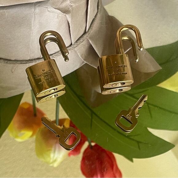 2 Authentic Louis Vuitton Brass Lock & Ket set for handbags - Picture 4 of 7